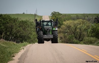 Fendt momentum planter roading from the front